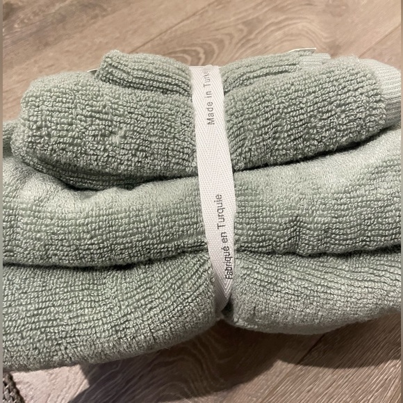Brand new set of towels - Picture 2 of 3